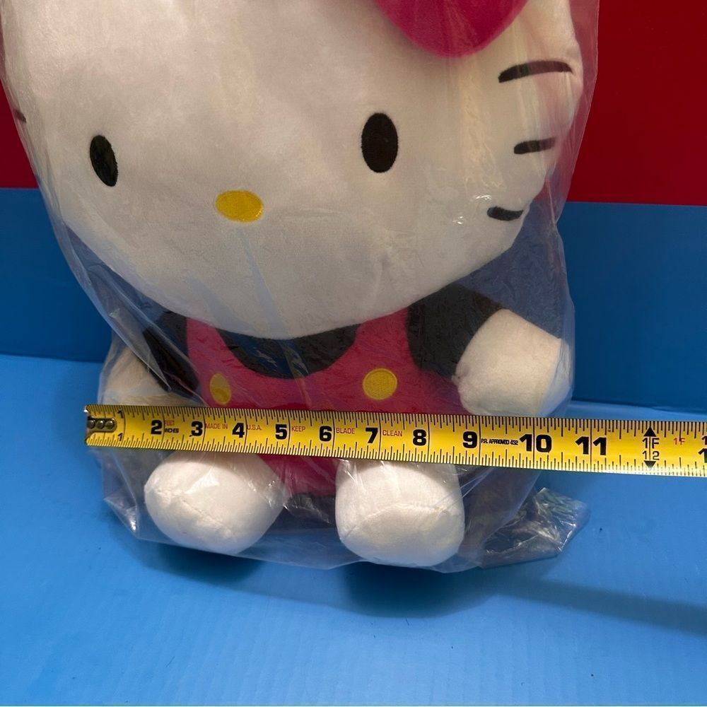 Hello Kitty soft plush Backpack - Picture 2 of 7